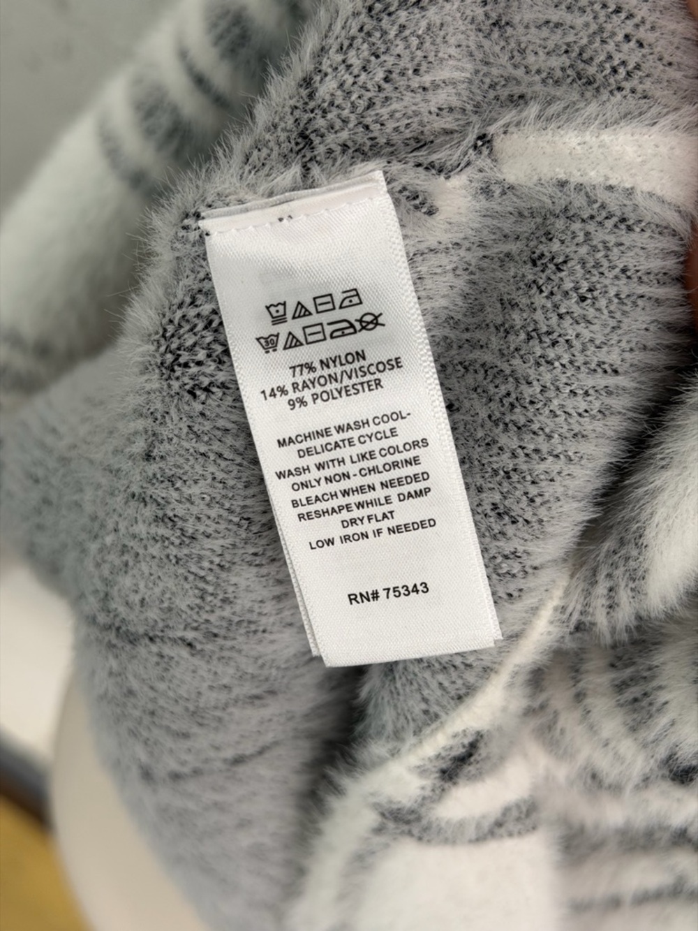 Tahari Cozy Cream & Gray Plaid Knit Sweater - Picture 6 of 6